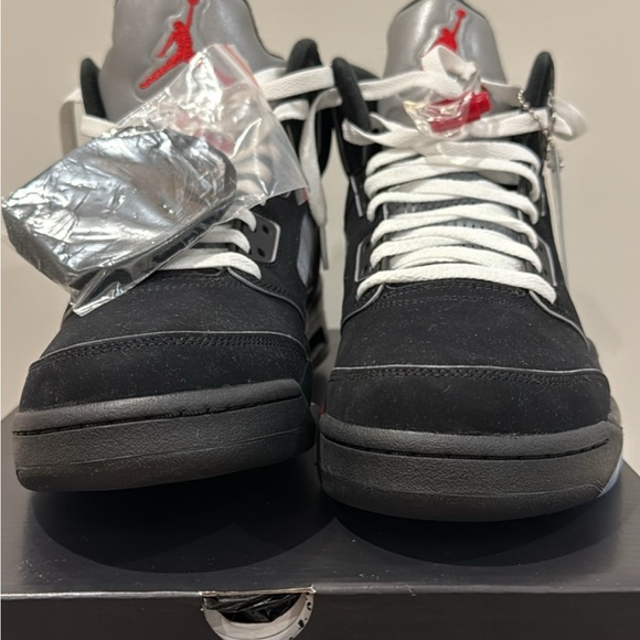 Nike Jordan 5 "Reimagined Black/White-Metallic silver-Fire Red" - Picture 4 of 5